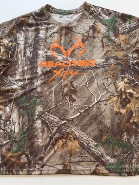EUC Men's RealTree Xtra Camo Polyester Tee with Orange Logo Size XL (KB10)